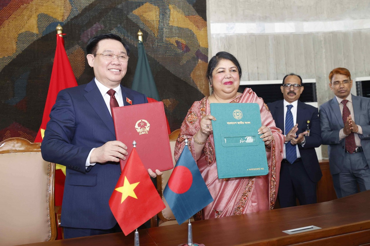 National Assembly Chairman Vuong Dinh Hue and Bangladesh National Assembly Chairman Shirin Sharmin Chaudhury signed the first cooperation memorandum between the two countries' National Assembly.