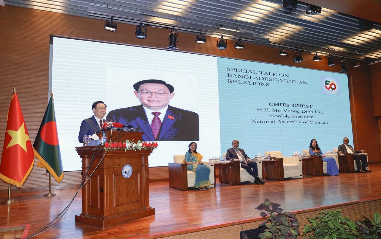 National Assembly Chairman Vương Đình Huệ delivers a speech on the Việt Nam-Bangladesh traditional friendship and cooperation at Bangladesh Foreign Service Academy in Dhaka