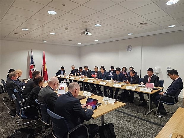 An overview of the talks between Deputy Minister of Public Security Lieutenant General Le Quoc Hung and Minister of State (Minister for Immigration) at the Home Office Robert Jenrick. (Photo: VNA)