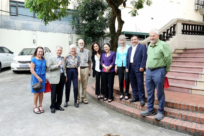 VUFO President Receive PeaceTrees VietnaDelegation