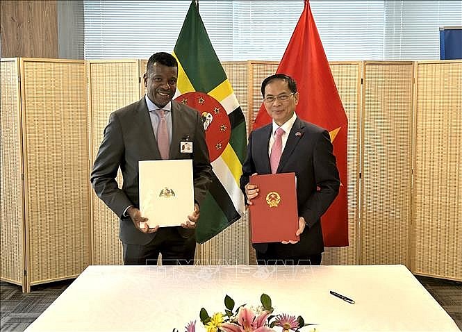 The agreement was inked on September 22 by Vietnamese Minister of Foreign Affairs Bui Thanh Son and Minister for Foreign Affairs, International Business, Trade and Energy of the Commonwealth of Dominica Vince Henderson,