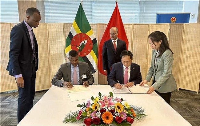 Vietnam, Dominica Sign Visa Exemption Agreement