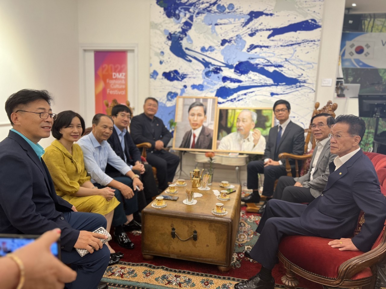 Representatives of the Friendship Association of the two countries next to two portraits of Uncle Ho hand-embroidered by an artisan in Busan (South Korea).