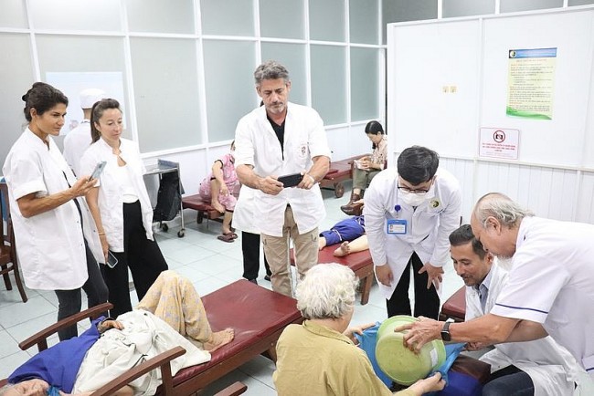 Ho Chi Minh City Hospital Opens Traditional Medicine Class for Foreigners