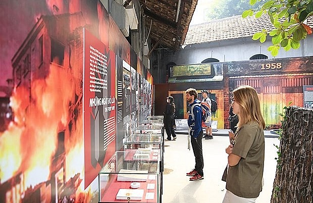 Hoa Lo Prison attracts many international tourists. (Photo: hanoimoi.com.vn)