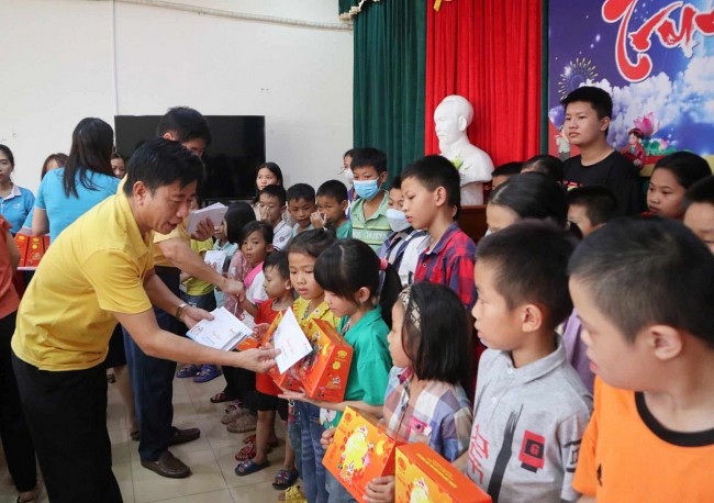 Vietnamese Women in Europe Gives Mid-Autumn Gifts to Orphaned Children