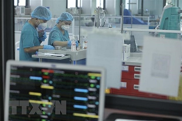 Healthcare workers in a COVID-19 patient care unit. Photo: VNA