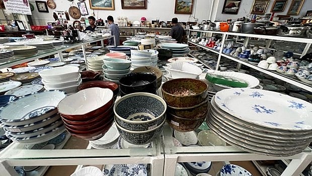 Imported second-hand goods on sale at a shop in Phnom Penh. (Photo: phnompenhpost.com)