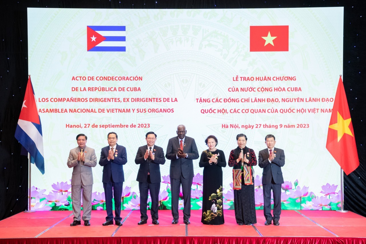 cuba gives noble awards to leaders of the vietnamese national assembly