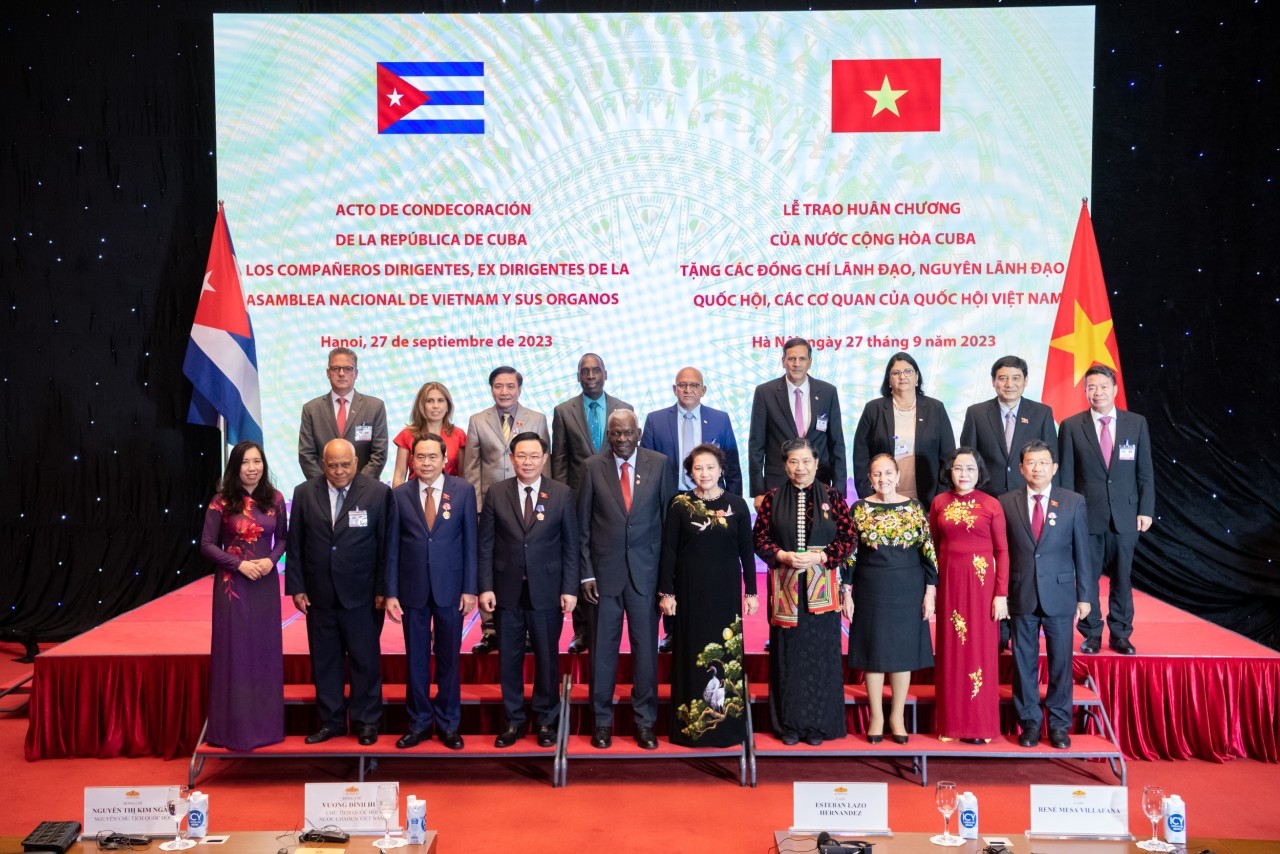 Cuba Gives Noble Awards to Leaders of the Vietnamese National Assembly