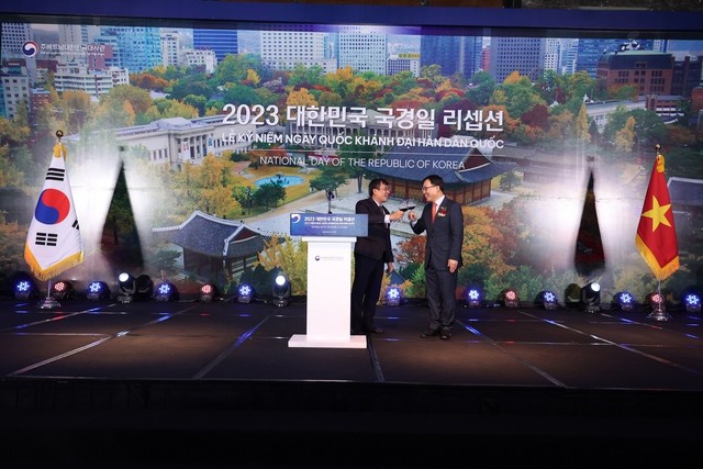 Ambassador Choi Youngsam and Standing Deputy Minister of Foreign Affairs Nguyen Minh Vu make a toast at the event. Source: toquoc.vn