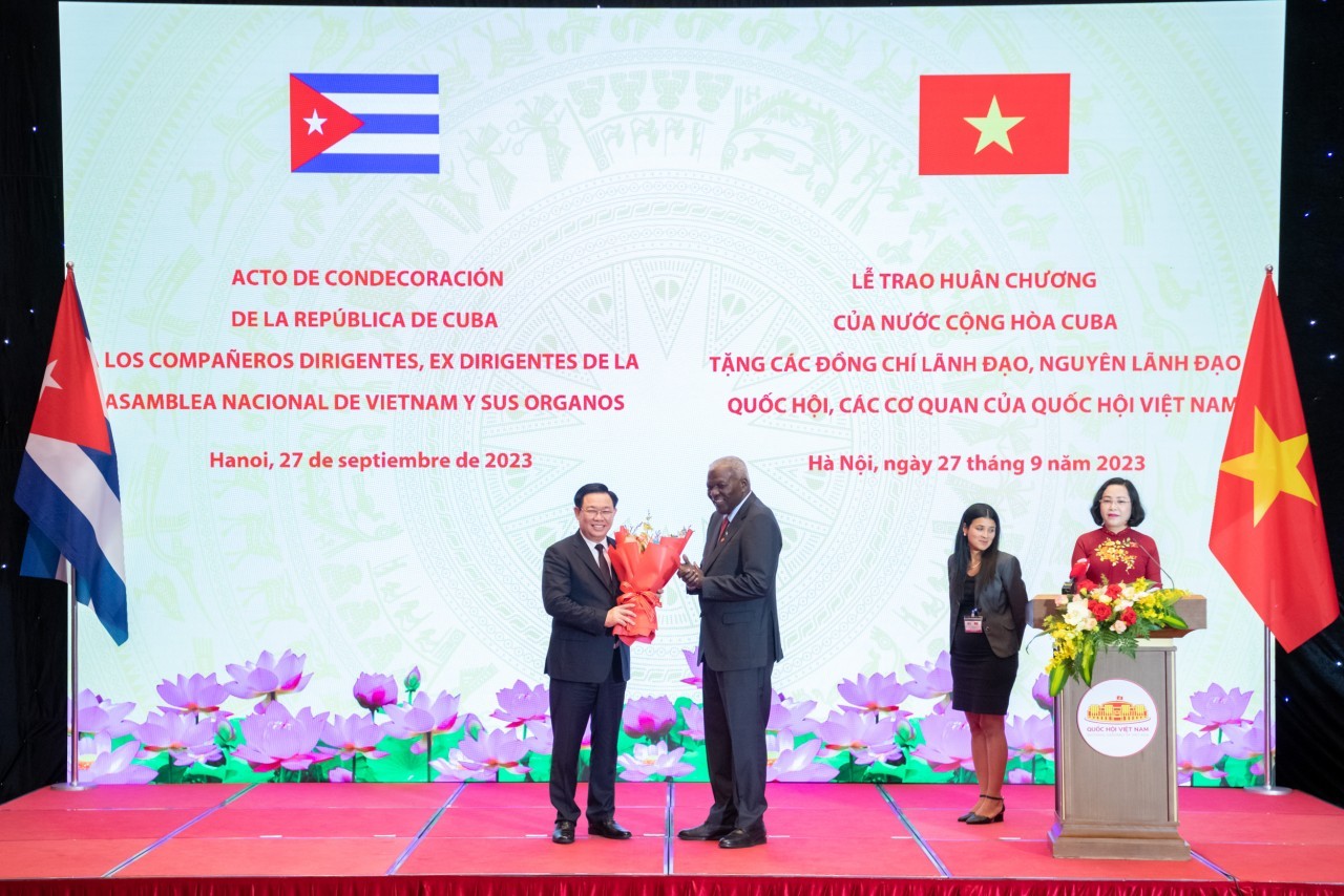 Cuba Gives Noble Awards to Leaders of the Vietnamese National Assembly