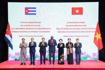 Cuba Gives Noble Awards to Leaders of the Vietnamese National Assembly