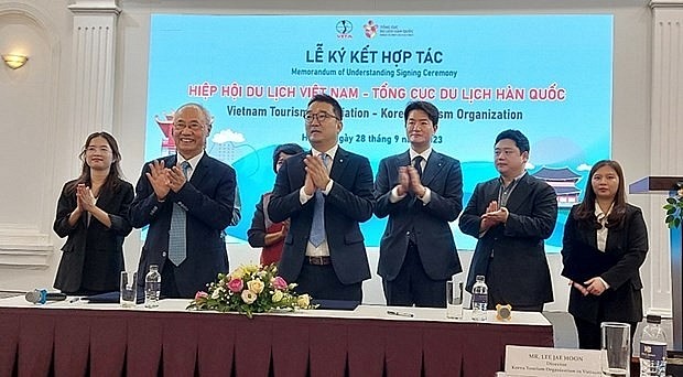 The Vietnam Tourism Association (VITA) and the Korea Tourism Organisation of the Republic of Korea (KTO) sign a Memorandum of Understanding (MoU) (Photo: VNA)