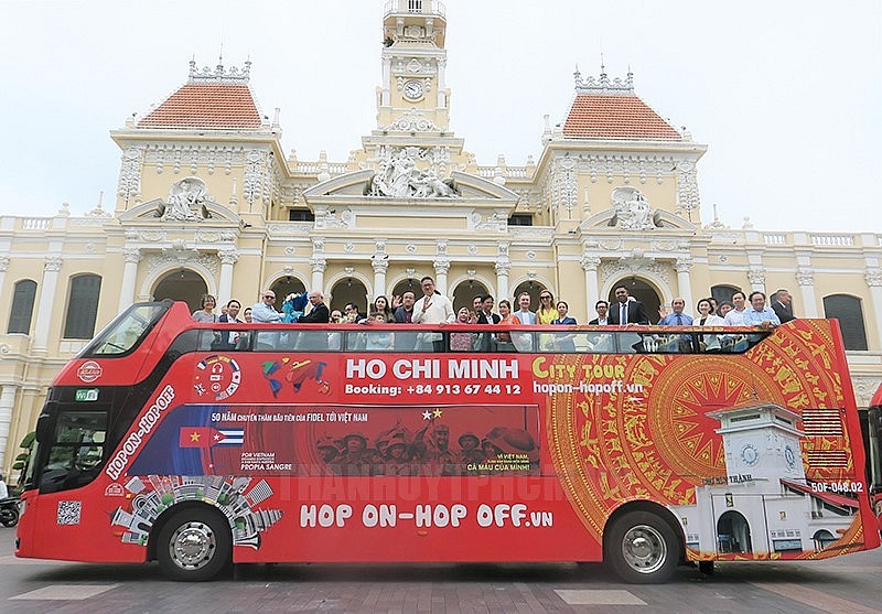 Special Buses Launched in HCM City Commemorating Cuban Leader Fidel’s First Visit to Vietnam