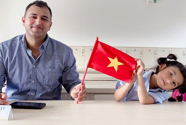 Vietnamese – Pakistani Couple Want Their 6-year-old Daughter to Learn Vietnamese