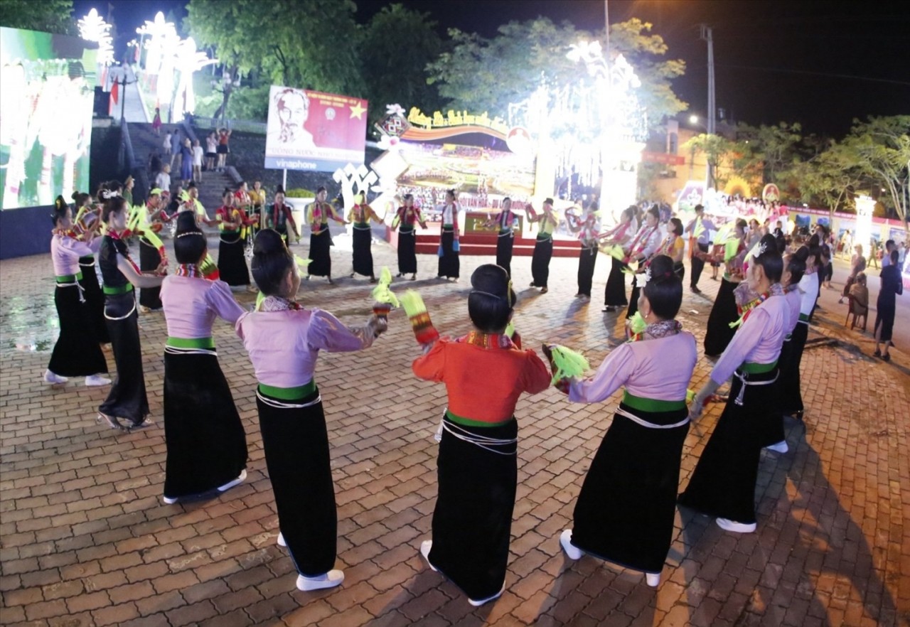 Impressive Performance Kicks Off Cultural Festival in Yen Bai