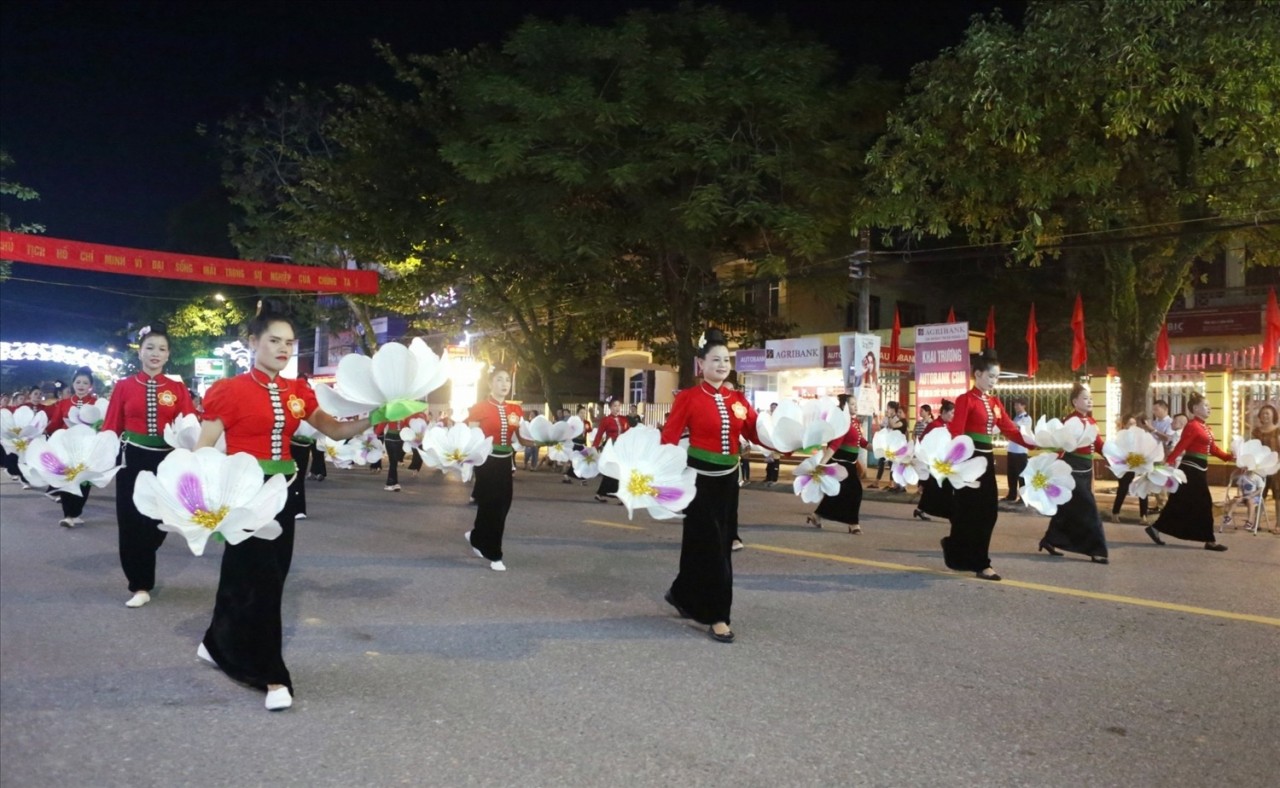 Impressive Performance Kicks Off Cultural Festival in Yen Bai