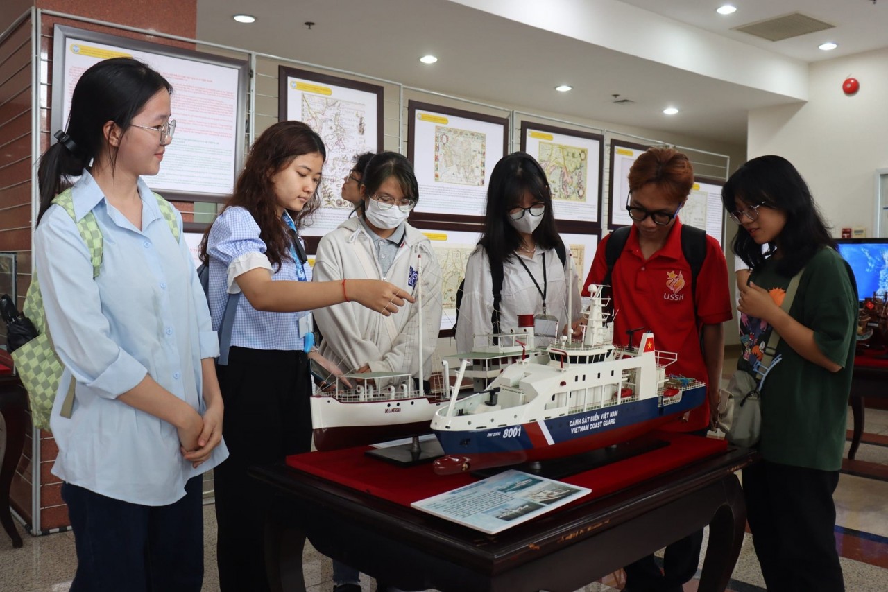 Historical Evidence of Vietnam's Seas and Islands On Display for Youth