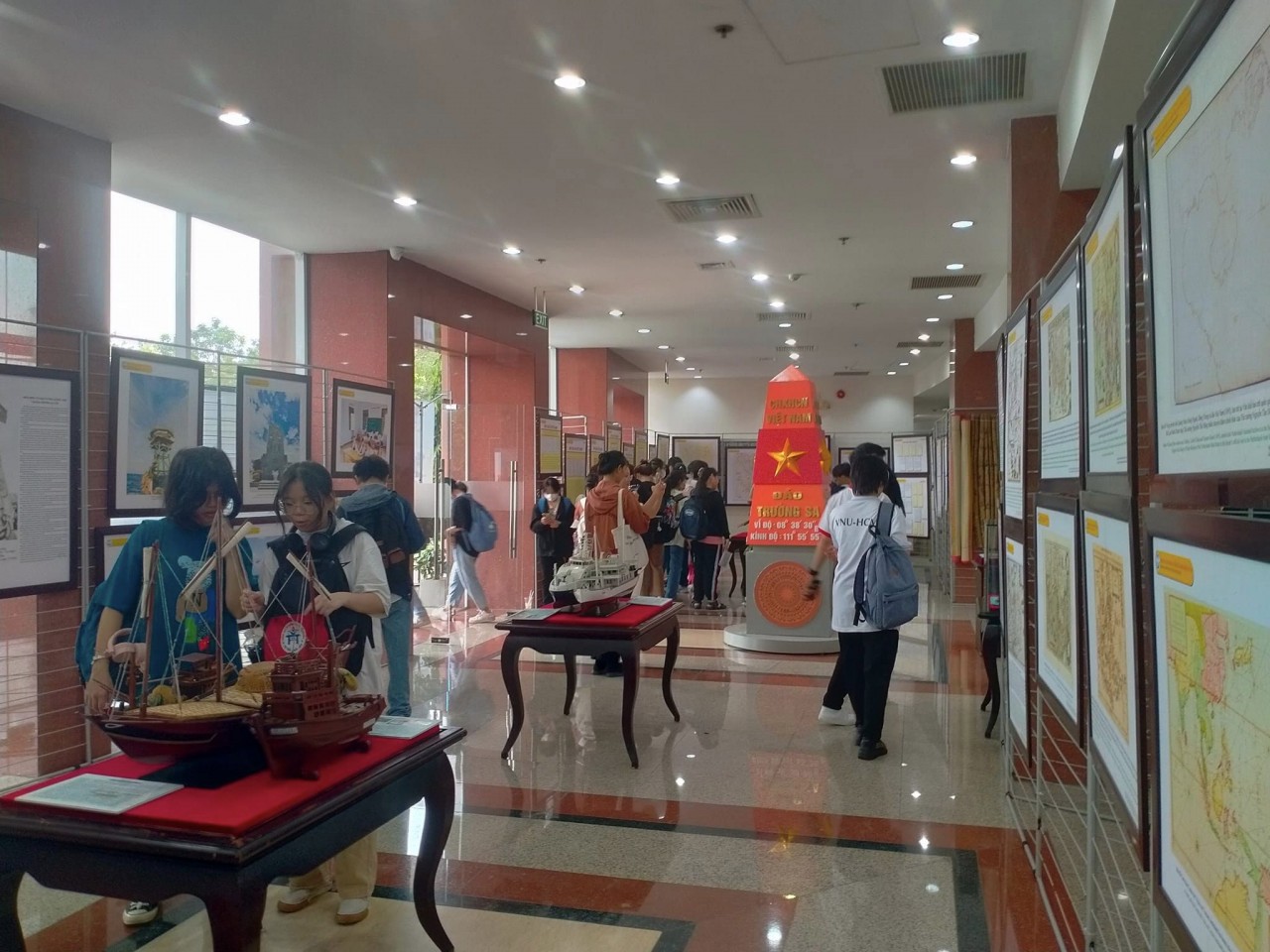 Historical Evidence of Vietnam's Seas and Islands On Display for Youth