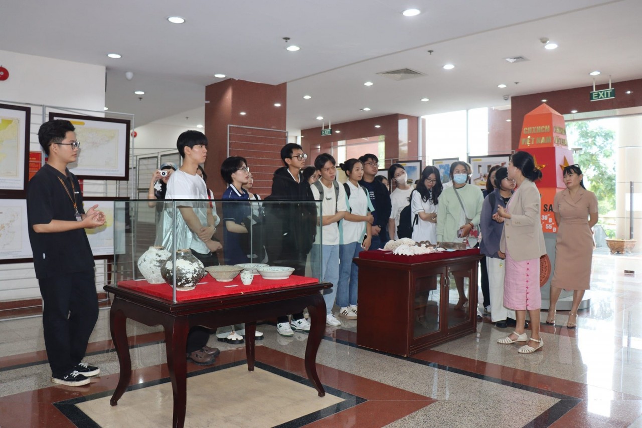 Historical Evidence of Vietnam's Seas and Islands On Display for Youth