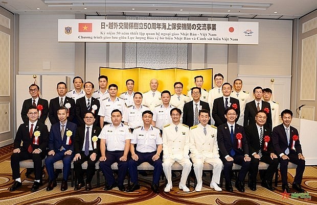 Representatives from Japanese agencies and the delegation from the Vietnam Coast Guard at the welcome ceremony for Ship CSB 8002. (Photo: qdnd.vn)