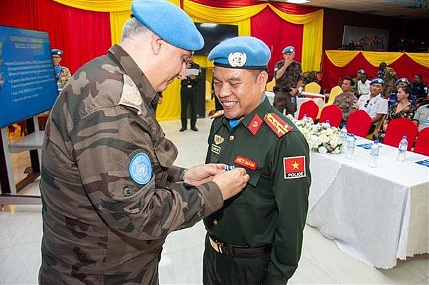 UN Police Chief of Staff for UNMISS Murat IsikUN Police Chief of Staff for UNMISS Murat Isik (L) presents the UN peacekeeping order to Colonel Le Quoc Huy (Photo: VNA)