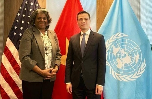 Ambassador Dang Hoang Giang, Permanent Representative of Vietnam to the United Nations, (R) receives Ambassador Linda Thomas-Greenfield, US Representative to the UN (Photo: VNA)