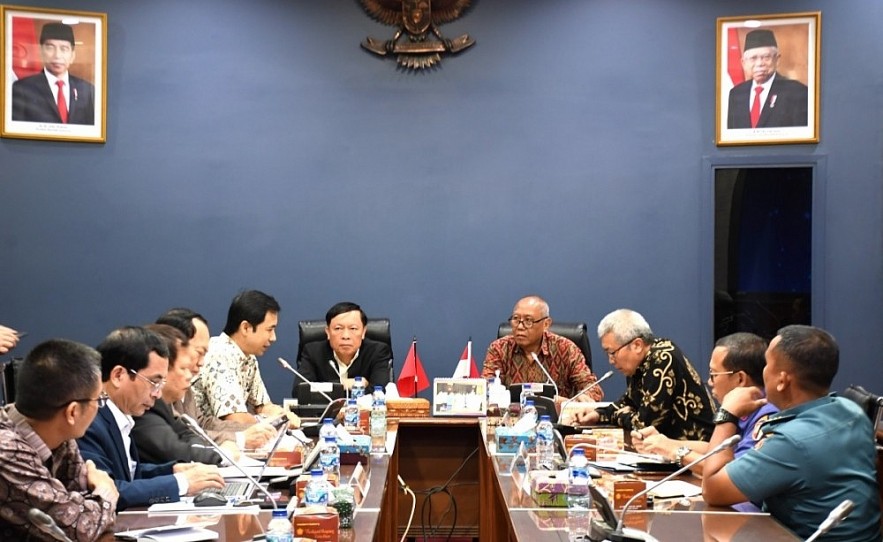  At the working session between the delegation of the Central Theoretical Council led by its vice chairman, Associate Professor. Dr. Pham Van Linh and representatives from Indonesia's Lemhannas Institute.