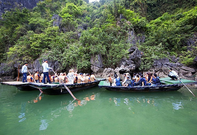 Ha Long Bay greets nearly 2 million visitors, including 360,000 foreigners, since the beginning of this year (Photo: baoquangninh.vn)