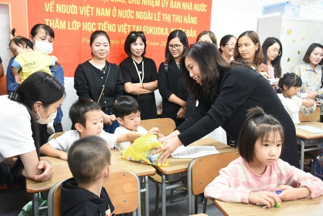 deputy foreign minister visits gives gifts to vietnamese community in japans kyushu