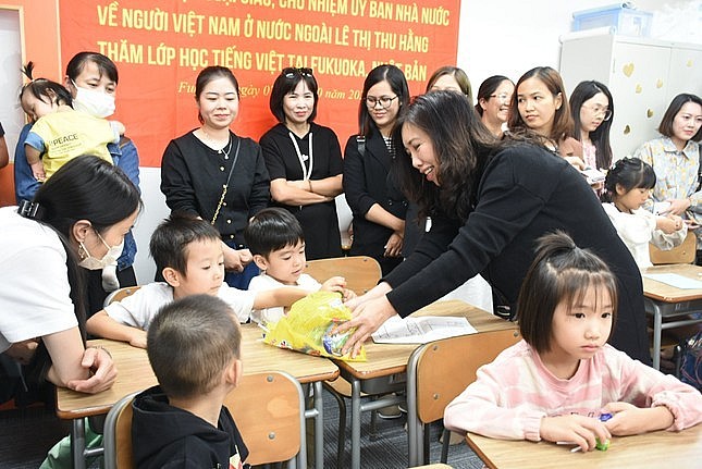 Deputy Foreign Minister Visits, Gives Gifts to Vietnamese Community in Japan’s Kyushu
