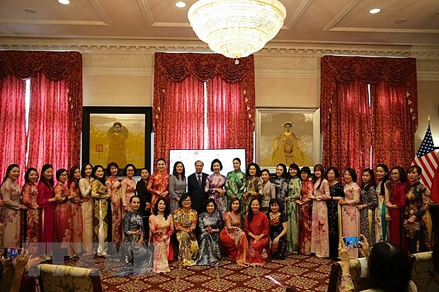 Vietnamese Traditional “Ao dai” Impresses Diplomats in Washington DC