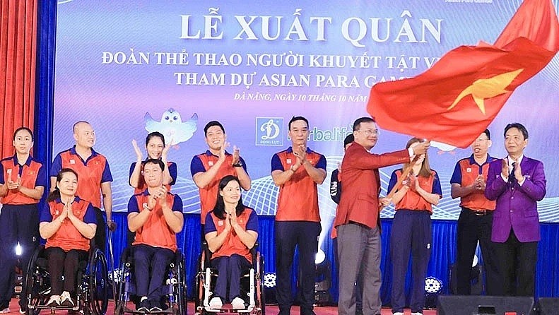 The Vietnamese sports delegation receives the national flag at the ceremony. (Photo: Duc Hoang)