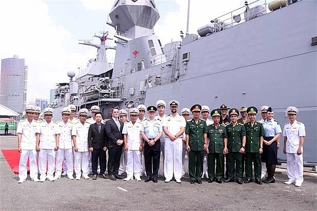 200 naval officers and crewmembers of Helicopter frigate HMAS Toowoomba of Royal Australian Navy (RAN) arrive in Ho Chi Minh City on October 12 on a goodwill visit to Vietnam. (Photo: VNA)