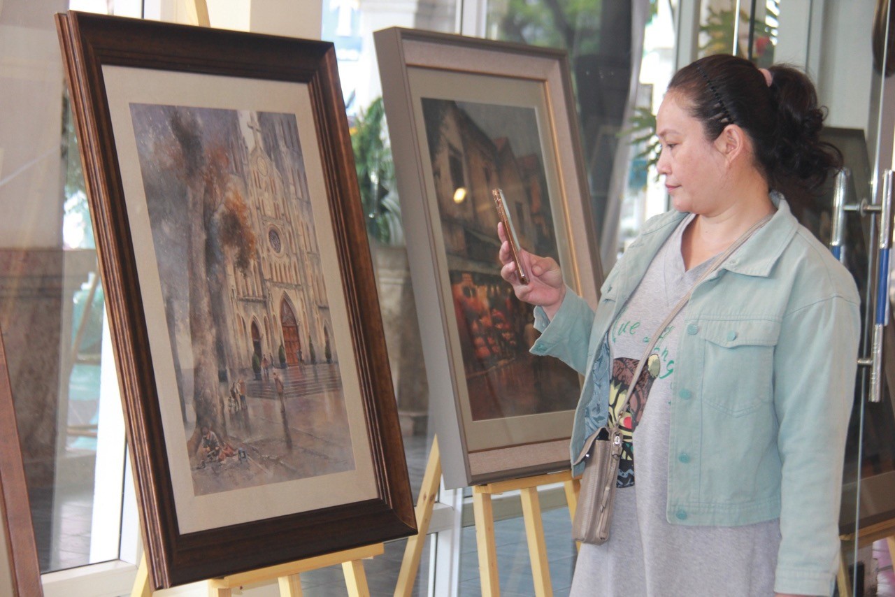 Saigonese Painter Exhibits "A Little Love for the City" in Hanoi