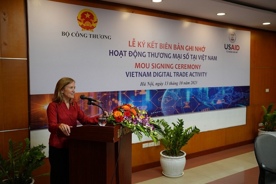 USAID/Vietnam Mission Director Grubbs addresses the event.
