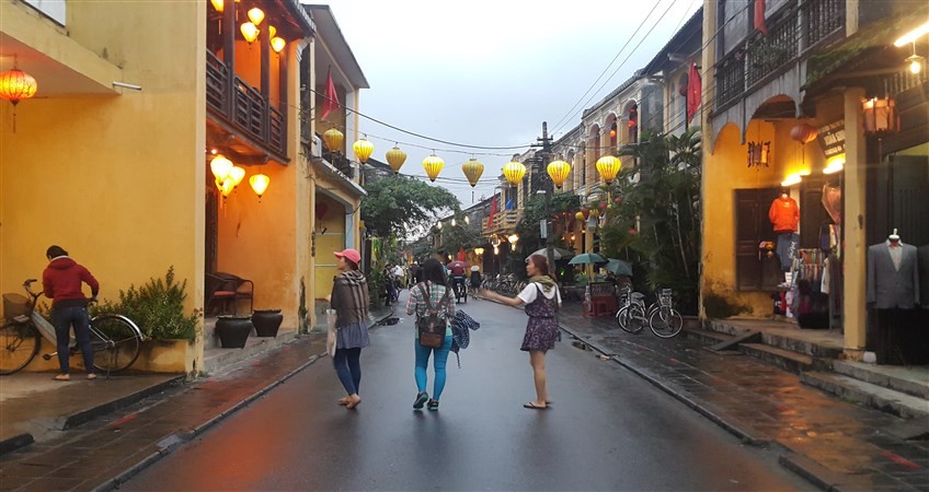 Vietnam’s Weather Forecast (October 15): Rain and Cold Throughout the Country