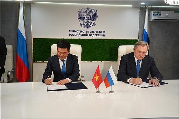 The agreements are inked by Vietnamese Minister of Industry and Trade Nguyen Hong Dien (L) and Russian Energy Minister Nikolai Shulginov. (Photo: VNA)