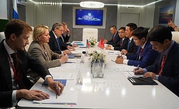 At the working session between Vietnamese Minister of Industry and Trade Nguyen Hong Dien and Russian Energy Minister Nikolai Shulginov. (Photo: VNA) 