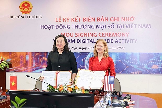 Deputy Minister of Industry and Trade Phan Thi Thang (L) and USAID's Mission Director for Vietnam Aler Grubbs at the signing ceremony. (Photo: The MoIT)