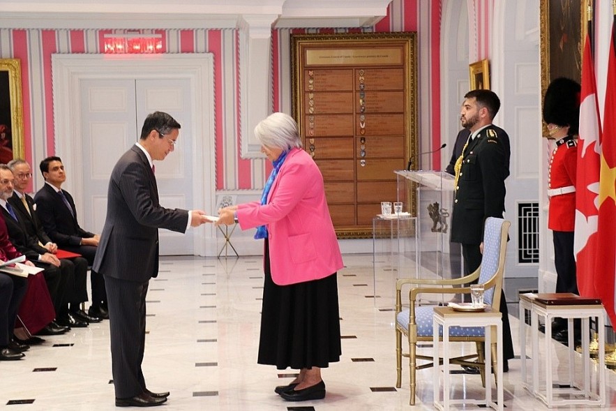 Ambassador Pham Vinh Quang presents the credentials to Governor General of Canada Mary Jeannie May Simon on October 13.
