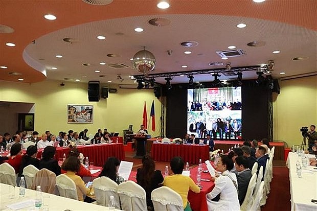 People attend the meeting held by the Vietnamese People Association Association in Czech. (Photo: VNA)