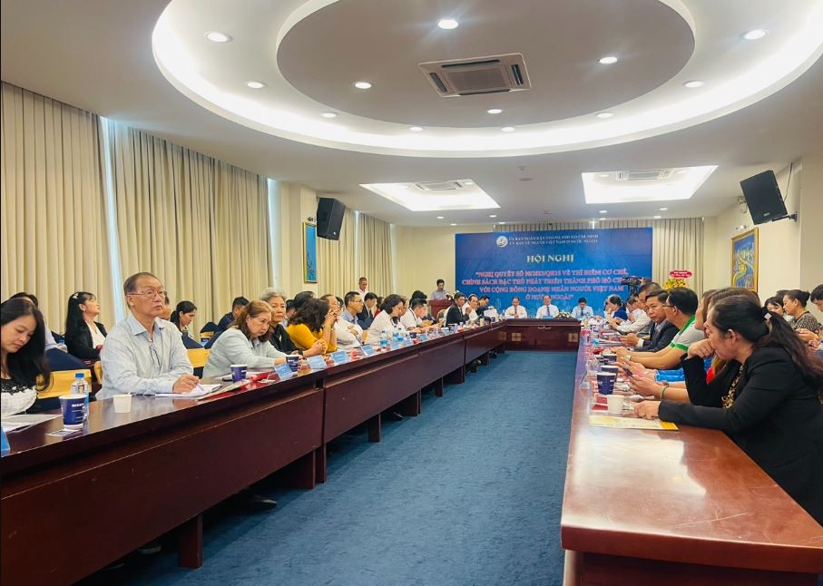 overseas vietnamese discuss ways to develop ho chi minh city