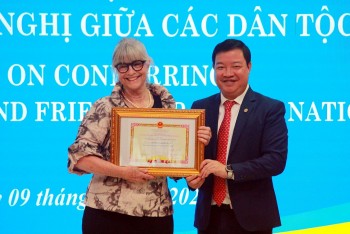 VUFO Recognizes FHF Founder's Contribution in Support Eye Health Programs in Vietnam