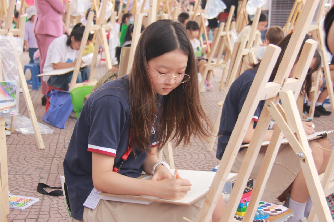 over 300 local foreign children join i love hanoi city for peace painting contest