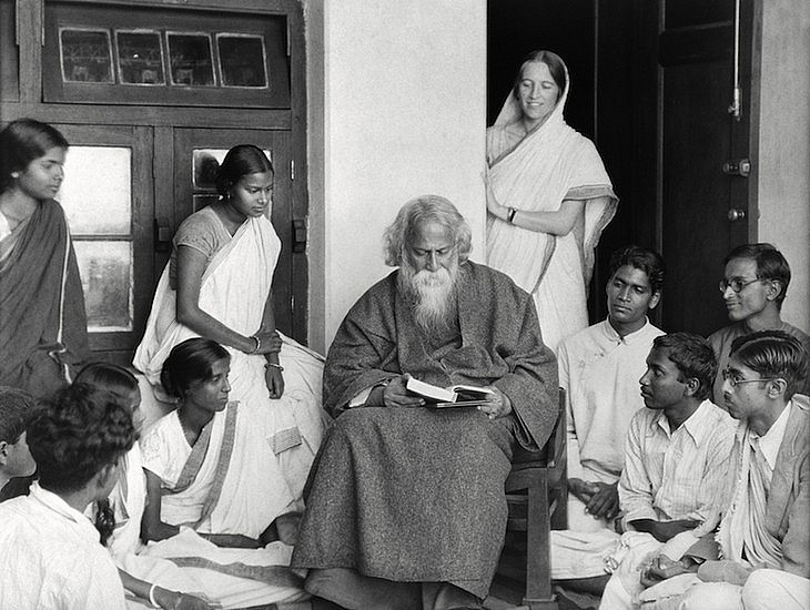 Tagore with his students at Shantiniketan. (Photo: internet)