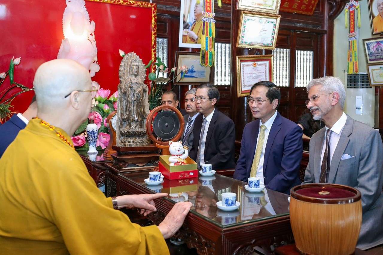 Vietnamese, Indian Diplomats Visit Tran Quoc Pagoda