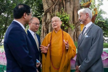 Vietnamese, Indian Diplomats Visit Tran Quoc Pagoda