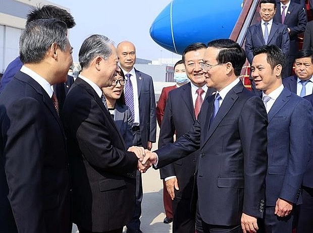 Vietnamese President Vo Van Thuong (front, right) is welcomed at Beijing Capital International Airport on October 17. (Photo: VNA)